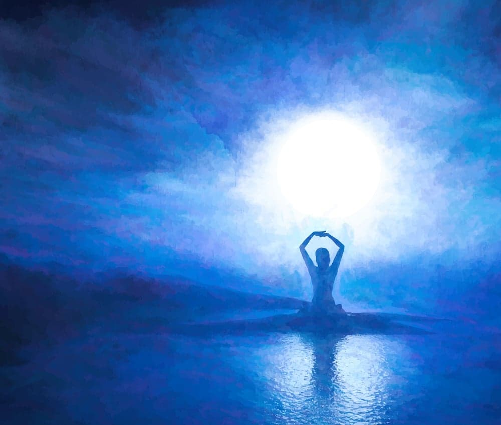 Illustration style aquarelle d'une femme en position de yoga méditant sous une grande pleine lune bleue.