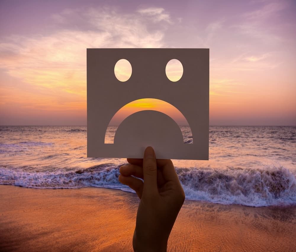 Triste déprimé manque papier perforé