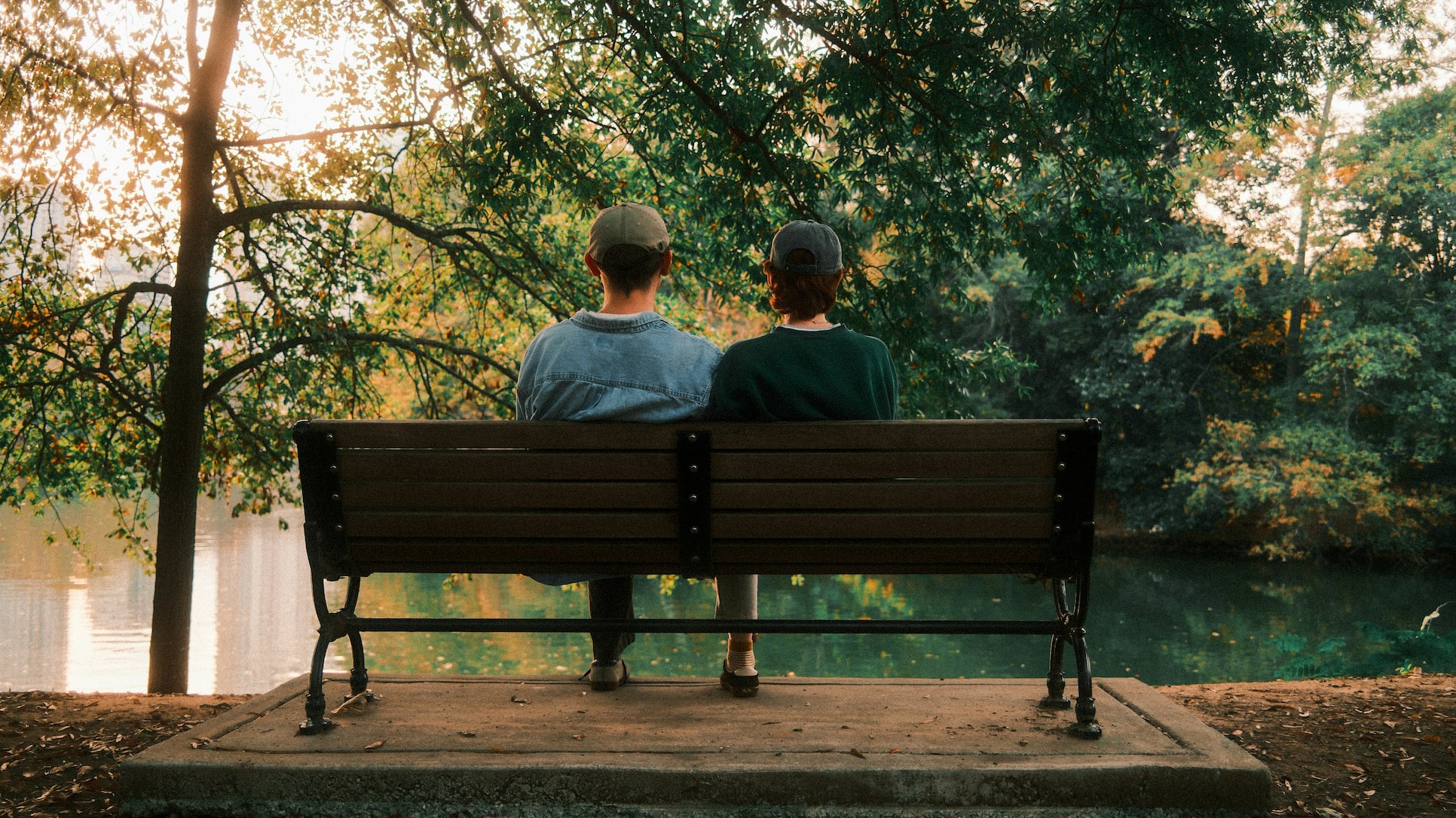 Deux personnes assises sur un banc