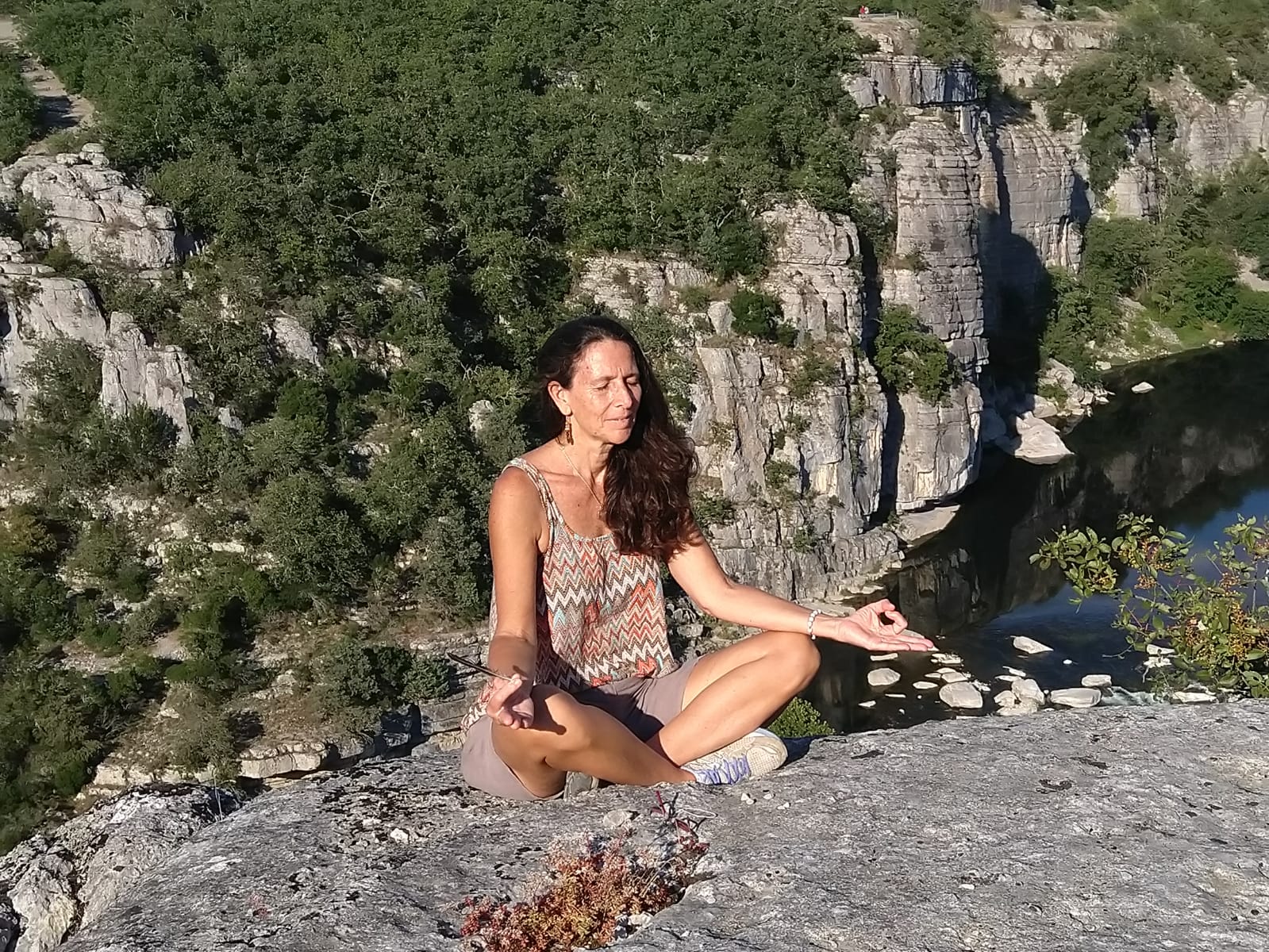 Colette en pratique de méditation guidée, dans un espace calme et lumineux